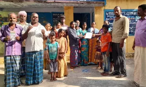 வீட்டுமனை பட்டா கோரி ஊராட்சி மன்ற அலுவலகத்தை முற்றுகையிட்ட பொதுமக்கள் வீட்டுமனை பட்டா கோரி ஊராட்சி மன்ற அலுவலகத்தை முற்றுகையிட்ட பொதுமக்கள்