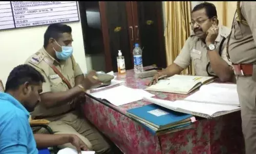 பாலக்கோடு காவல் நிலையத்தில் பதிவேடுகளை டி.எஸ்.பி., திடீர் ஆய்வு பாலக்கோடு காவல் நிலையத்தில் பதிவேடுகளை டி.எஸ்.பி., திடீர் ஆய்வு