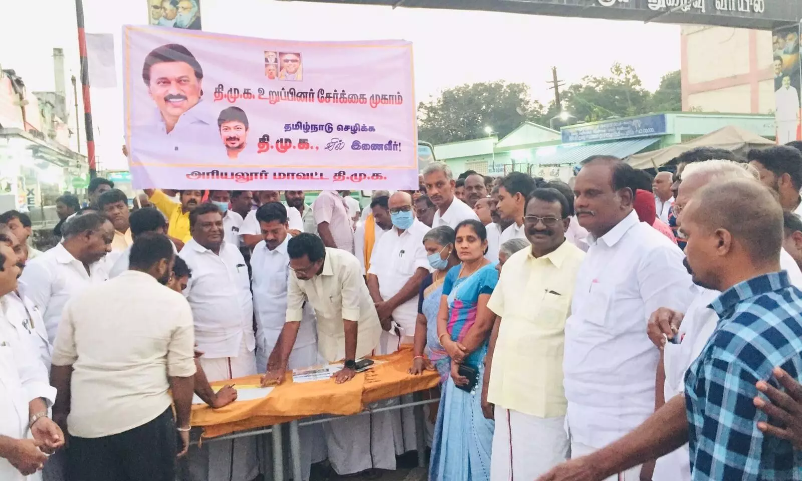 அரியலூர் பேருந்து நிலையத்தில் திமுகவின் புதிய உறுப்பினர் சேர்த்தல் நிகழ்ச்சி அரியலூர் பேருந்து நிலையத்தில் திமுகவின் புதிய உறுப்பினர் சேர்த்தல் நிகழ்ச்சி