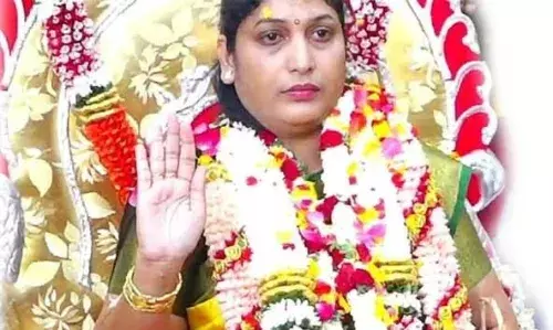 திடீரென டிரெண்டிங் ஆன  பெண் சாமியார்... யார் இவர்? என்ன பின்னணி?