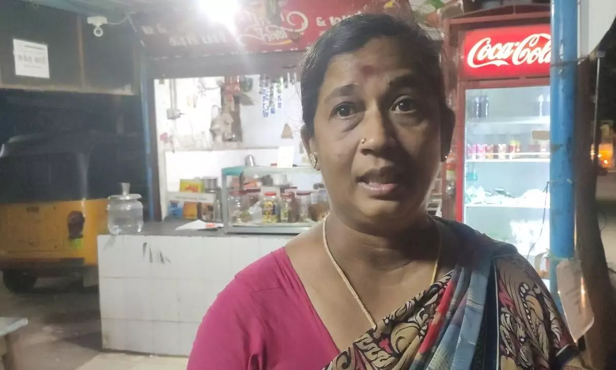 மதுரையில் தம்பதியினரை மிரட்டி பணம் பறிப்பு: போலீசார் விசாரணை மதுரையில் தம்பதியினரை மிரட்டி பணம் பறிப்பு: போலீசார் விசாரணை