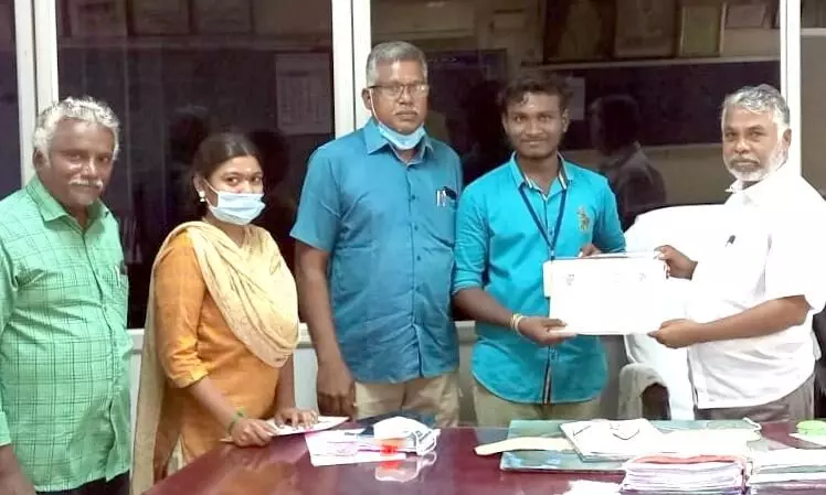 நாமக்கல் மாவட்ட தமிழ்த்துறை பேச்சுப்போட்டியில் முதல் பரிசு பெற்ற மாணவருக்கு பாராட்டு நாமக்கல் மாவட்ட தமிழ்த்துறை பேச்சுப்போட்டியில் முதல் பரிசு பெற்ற மாணவருக்கு பாராட்டு