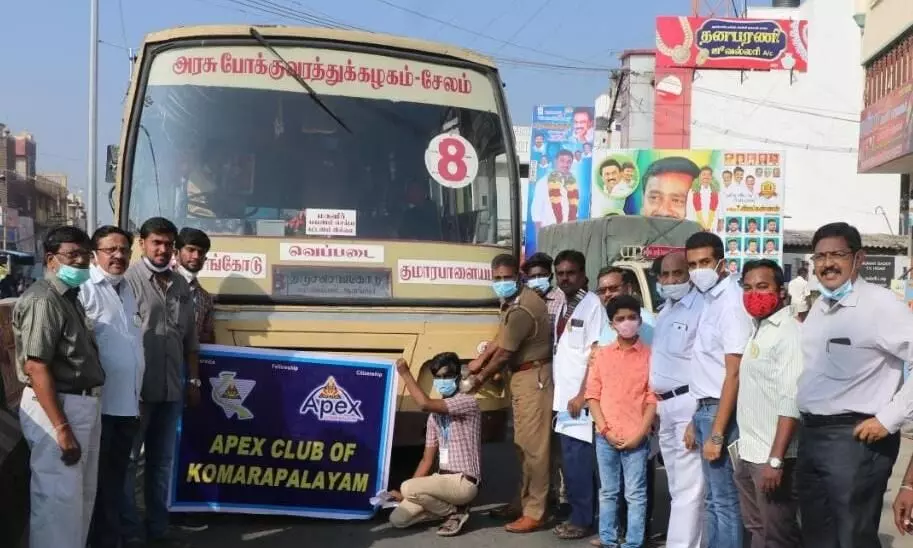 குமாரபாளையம் அபெக்ஸ் கிளப் வார விழா: வாகனங்களுக்கு கருப்பு ஸ்டிக்கர் குமாரபாளையம் அபெக்ஸ் கிளப் வார விழா: வாகனங்களுக்கு கருப்பு ஸ்டிக்கர்