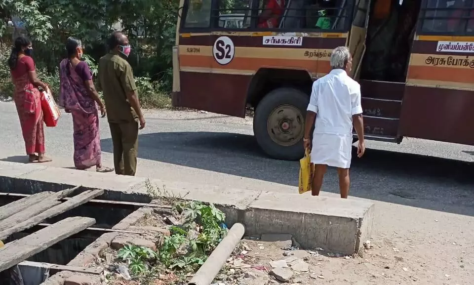 லட்சுமி நகர் பஸ் ஸ்டாப்பில் நிழற்கூடம் அமைக்க கோரிக்கை லட்சுமி நகர் பஸ் ஸ்டாப்பில் நிழற்கூடம் அமைக்க கோரிக்கை