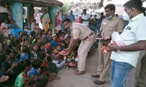 பாலக்கோடு அருகே பெண் குழந்தைகளுக்கு காவல்துறையினர் பாலியல் விழிப்புணர்வு பாலக்கோடு அருகே பெண் குழந்தைகளுக்கு காவல்துறையினர் பாலியல் விழிப்புணர்வு