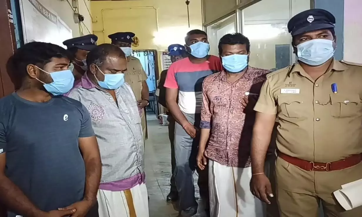 ஈரோட்டில் ரூ.15 லட்சம் பணத்துக்காக ஜவுளிக்கடை உரியமையாரை கடத்திய கும்பல் ஈரோட்டில் ரூ.15 லட்சம் பணத்துக்காக ஜவுளிக்கடை உரியமையாரை கடத்திய கும்பல்
