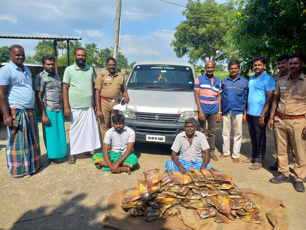 சங்கரன்கோவில்: 5 லட்சம் மதிப்பு புகையிலை பொருட்கள், கார் பறிமுதல்:2 பேர் கைது சங்கரன்கோவில்: 5 லட்சம் மதிப்பு புகையிலை பொருட்கள், கார் பறிமுதல்:2 பேர் கைது