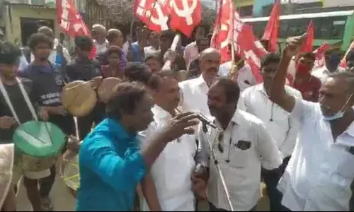 குண்டும் குழியுமான ரோடு: முரசு கொட்டி கம்யூனிஸ்ட் ஆர்ப்பாட்டம்