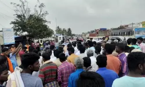 சிறுவன் மீது குண்டு பாய்ந்த சம்பவம் : கண்டித்து பொதுமக்கள் சாலை மறியல்