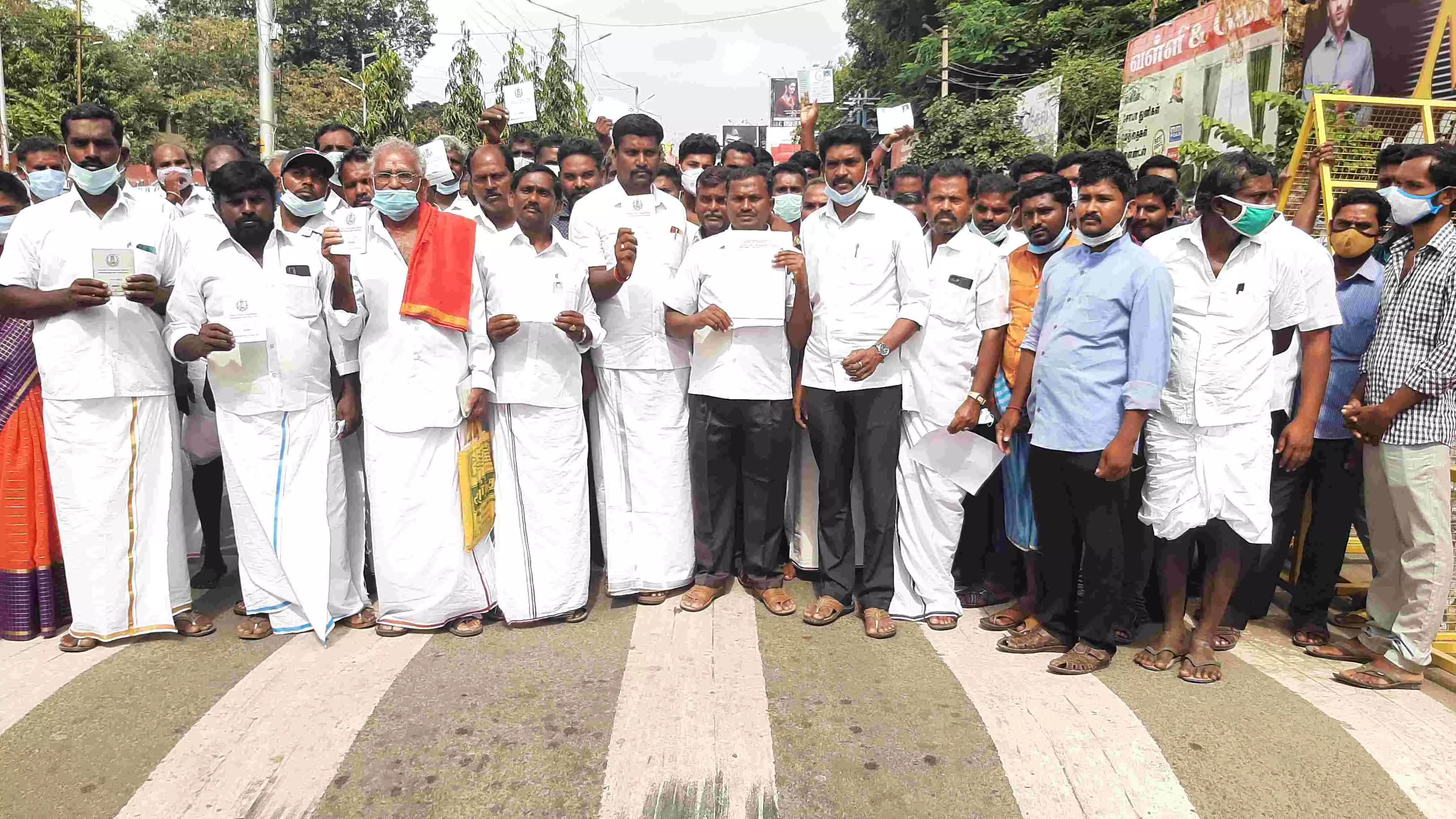 பனைமரத்தில் பதநீர் இறக்க அனுமதிக்க பனை தொழிலாளர்கள் மாவட்ட ஆட்சியரிடம் மனு பனைமரத்தில் பதநீர் இறக்க அனுமதிக்க பனை தொழிலாளர்கள் மாவட்ட ஆட்சியரிடம் மனு