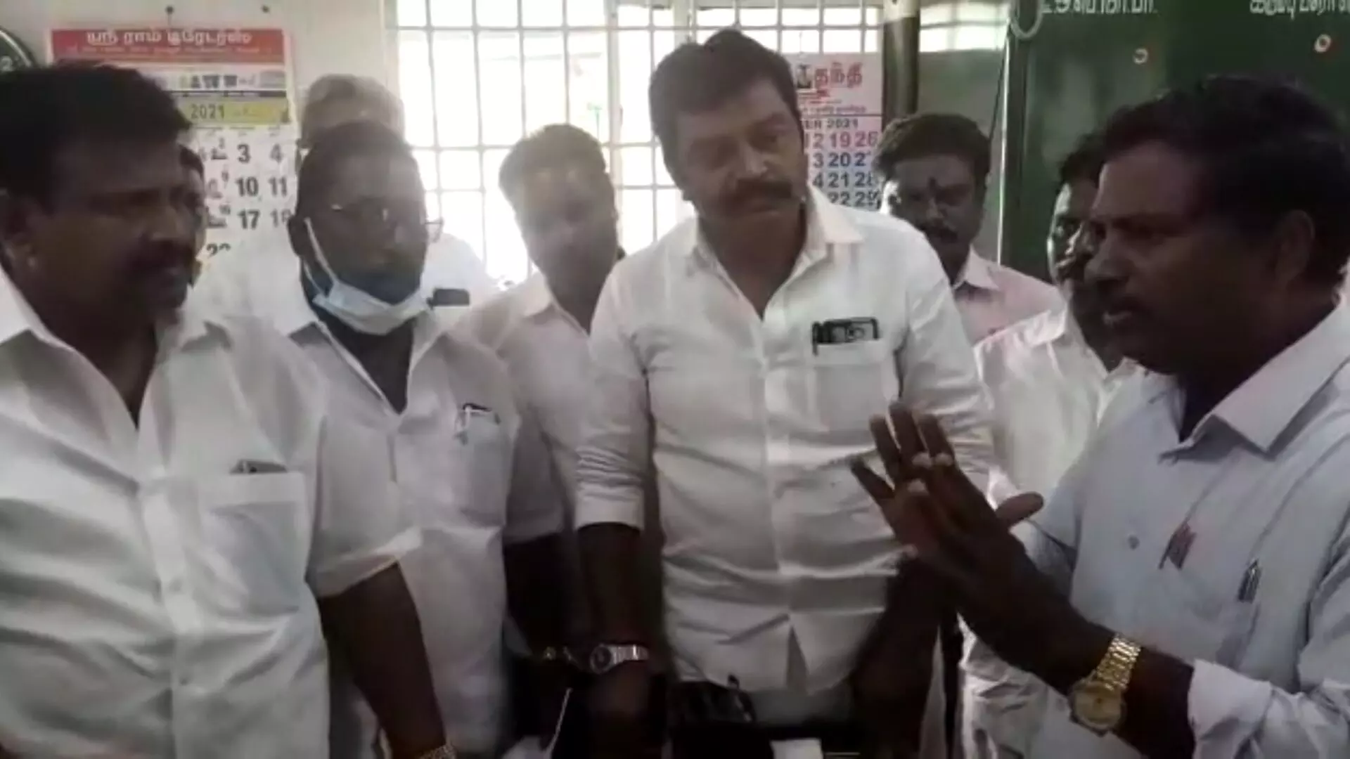 ஊராட்சிமன்ற அலுவலகத்தில் எதிர்க்கட்சித்தலைவர் பெயர் அழிப்பு : அதிமுக கொந்தளிப்பு ஊராட்சிமன்ற அலுவலகத்தில் எதிர்க்கட்சித்தலைவர் பெயர் அழிப்பு : அதிமுக கொந்தளிப்பு