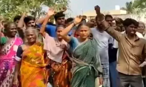 செஞ்சி அருகே தரமற்ற தார்சாலை:  எதிர்ப்பு தெரிவித்து  பொதுமக்கள் மறியல்