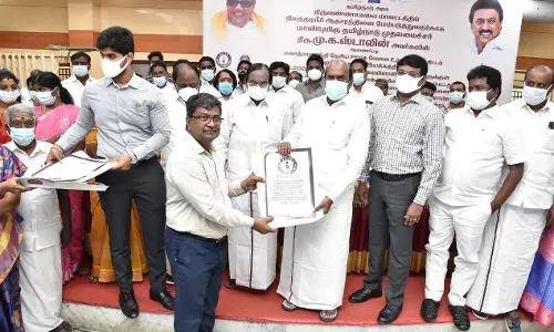 பண்ணை குளம் அமைப்பதில் உலக சாதனை: பாராட்டு சான்றுகளை வழங்கிய அமைச்சர்