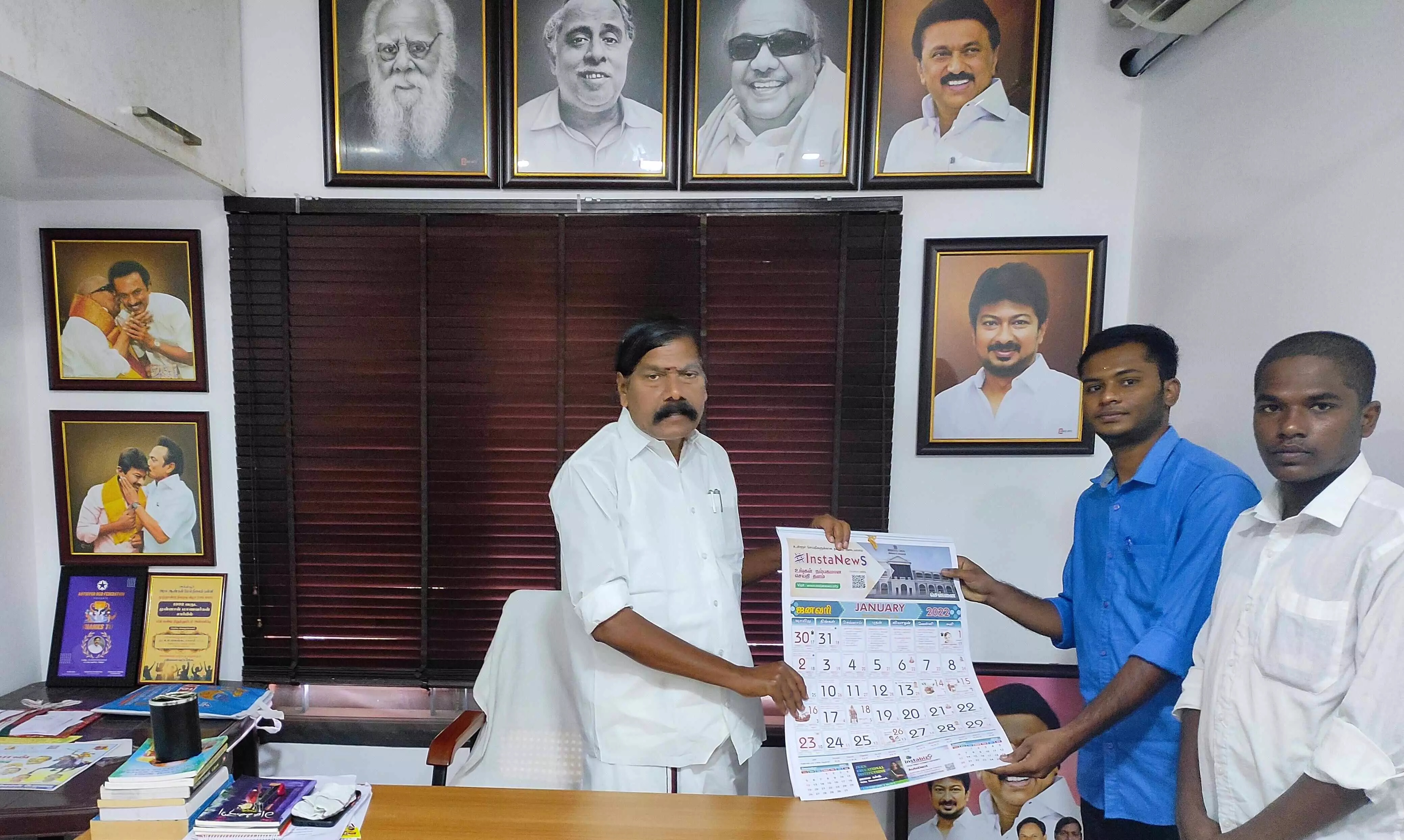 அந்தியூரில் இன்ஸ்டாநியூஸ் காலண்டரை வெளியிட்டார் எம்எல்ஏ வெங்கடாசலம் அந்தியூரில் இன்ஸ்டாநியூஸ் காலண்டரை வெளியிட்டார் எம்எல்ஏ வெங்கடாசலம்