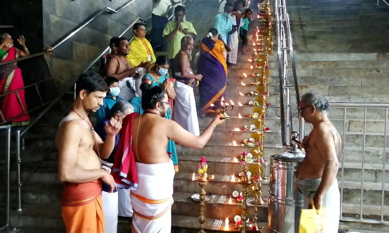 சுவாமிமலை முருகன் கோயிலில் திருப்படி பூஜை சுவாமிமலை முருகன் கோயிலில் திருப்படி பூஜை