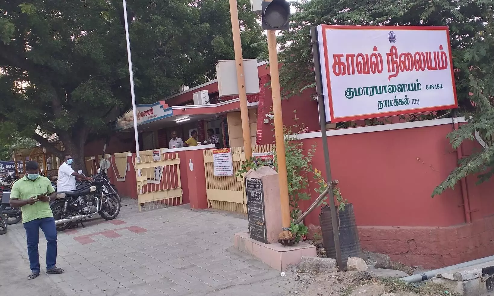 குமாரபாளையத்தில் சிமெண்ட் கடையில் பணம் திருட்டு குமாரபாளையத்தில் சிமெண்ட் கடையில் பணம் திருட்டு
