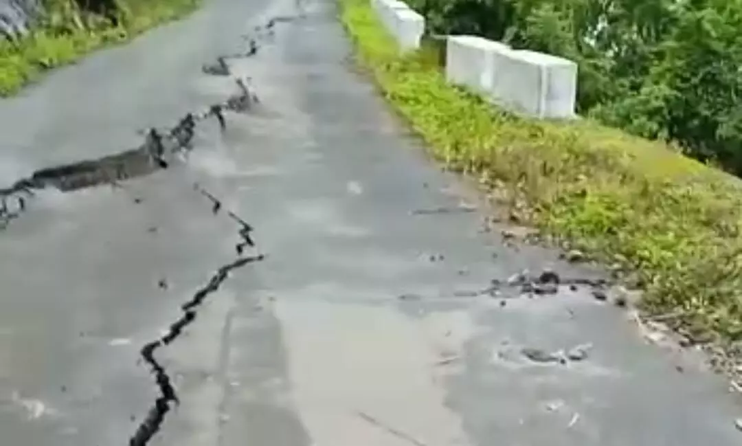 அடுக்கம் ரோடு சேதமடைந்ததால் கொடைக்கானல் செல்ல சுற்ற வேண்டும் அடுக்கம் ரோடு சேதமடைந்ததால் கொடைக்கானல் செல்ல சுற்ற வேண்டும்