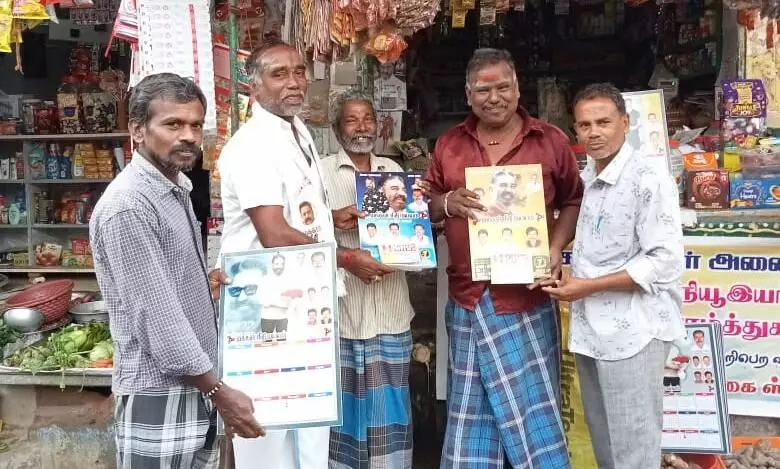 மதுரையில் காலண்டர் வழங்கி வாழ்த்து தெரிவித்த மக்கள் நீதி மய்யத்தினர் மதுரையில் காலண்டர் வழங்கி வாழ்த்து தெரிவித்த மக்கள் நீதி மய்யத்தினர்