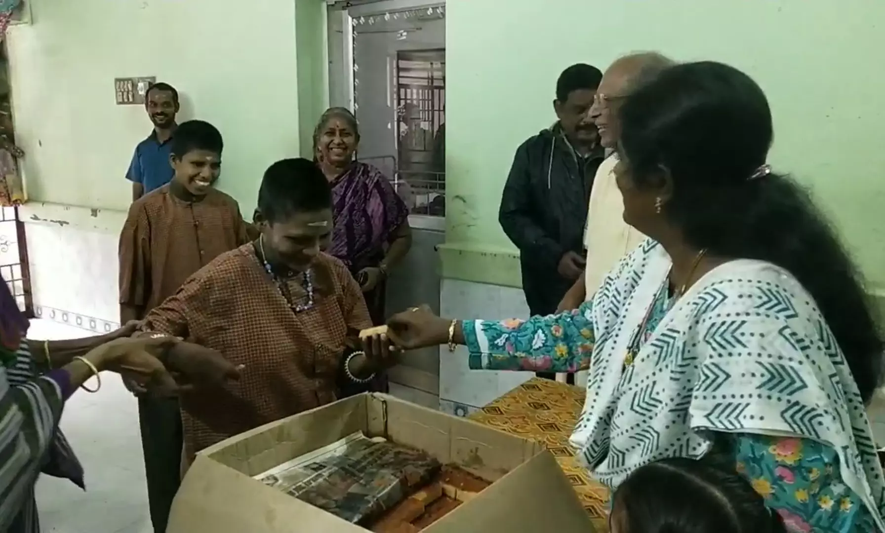 மனவளர்ச்சி குன்றிய மாணவர்களுடன் கேக் வெட்டி புத்தாண்டை கொண்டாடிய மாவட்ட ஆட்சியர் மனவளர்ச்சி குன்றிய மாணவர்களுடன் கேக் வெட்டி புத்தாண்டை கொண்டாடிய மாவட்ட ஆட்சியர்