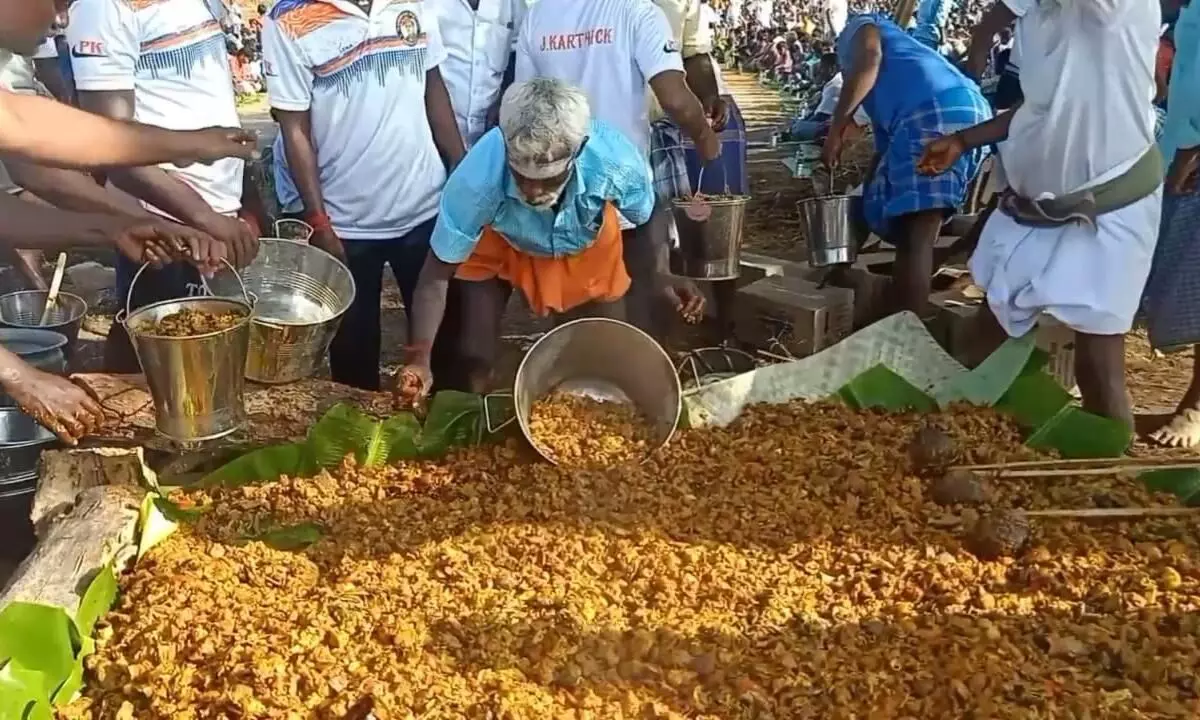மதுரை அருகே ஆண்கள் மட்டுமே பங்கேற்ற அசைவ உணவு திருவிழா மதுரை அருகே ஆண்கள் மட்டுமே பங்கேற்ற அசைவ உணவு திருவிழா