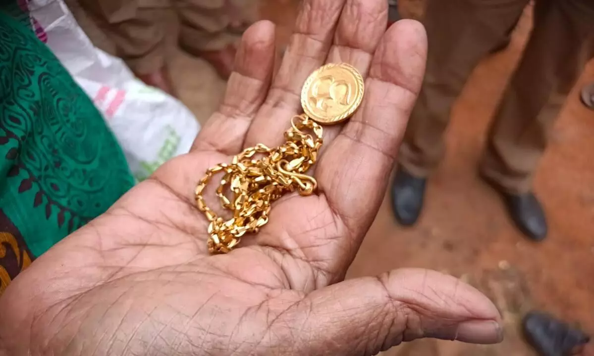 மூதாட்டியின் கழுத்தில் கிடந்த மூன்றரை சவரன் தங்க சங்கிலி பறிப்பு - பிரபல திருடி கைது மூதாட்டியின் கழுத்தில் கிடந்த மூன்றரை சவரன் தங்க சங்கிலி பறிப்பு - பிரபல திருடி கைது