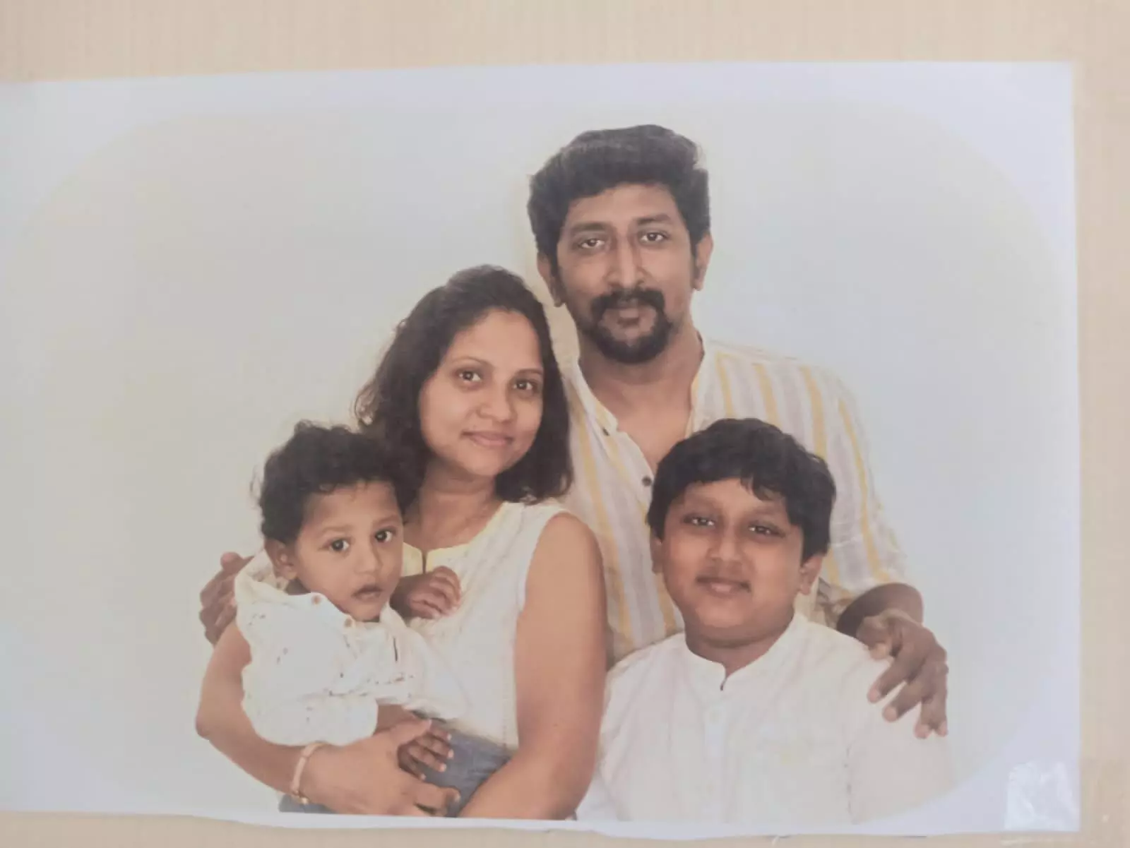 மனைவி மற்றும் குழந்தைகளை அடித்து கொன்று விட்டு தனியார் வங்கி ஊழியர் தற்கொலை மனைவி மற்றும் குழந்தைகளை அடித்து கொன்று விட்டு தனியார் வங்கி ஊழியர் தற்கொலை