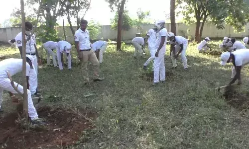 தியாகி சுப்பிரமணிய சிவா நினைவு மண்டபத்தில் மாணவர்கள் தூய்மைப் பணி தியாகி சுப்பிரமணிய சிவா நினைவு மண்டபத்தில் மாணவர்கள் தூய்மைப் பணி