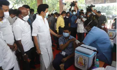 15-18 வயது சிறார்களுக்கு தடுப்பூசி: துவக்கி வைத்தார் முதல்வர் ஸ்டாலின் 15-18 வயது சிறார்களுக்கு தடுப்பூசி: துவக்கி வைத்தார் முதல்வர் ஸ்டாலின்