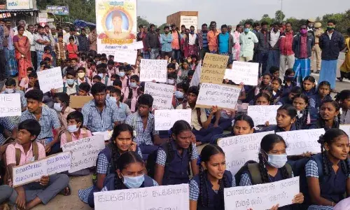 சாமல்பள்ளத்தில் மேம்பாலம் கோரி பள்ளி மாணவர்கள் போராட்டம்