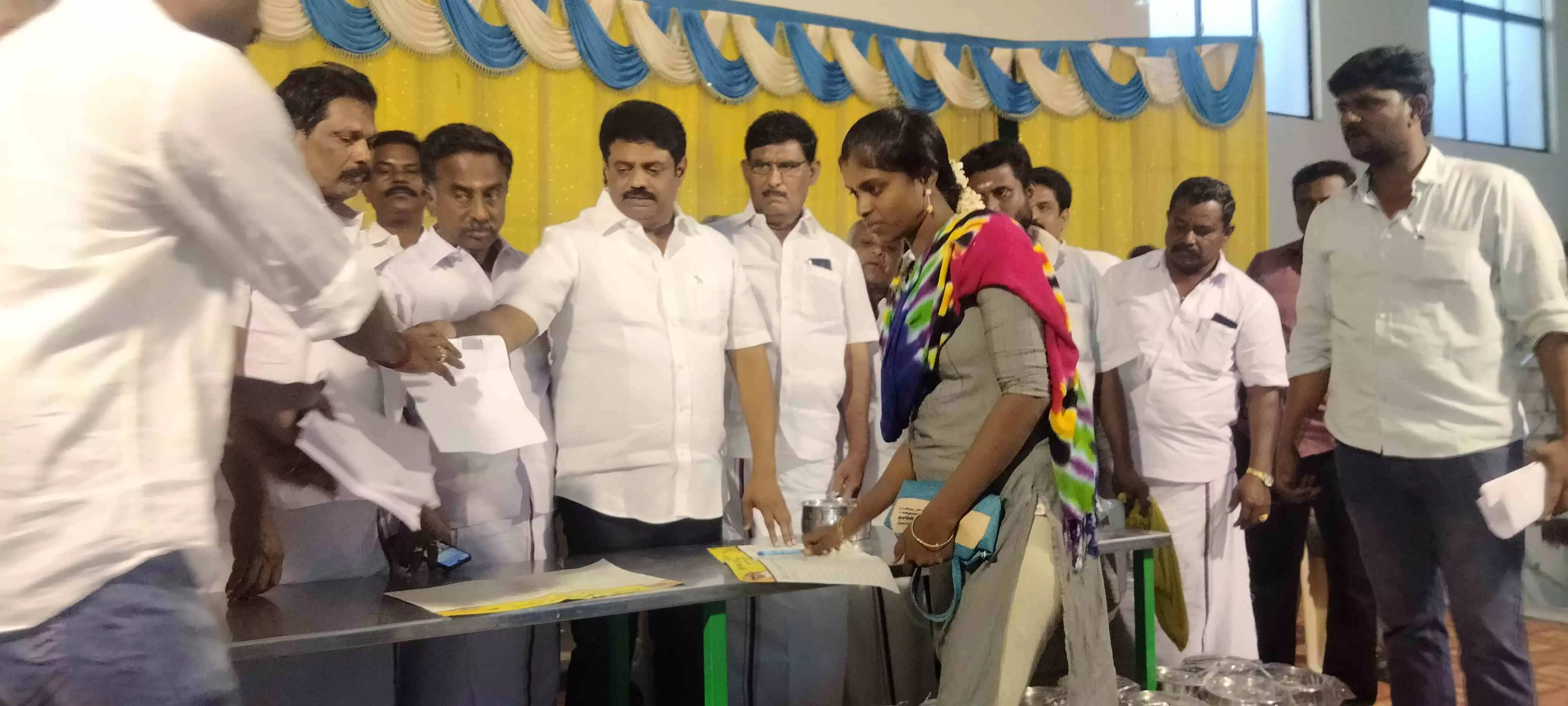 மதுரை அருகே தி.மு.க. சார்பில் புத்தாண்டையொட்டி பெண்களுக்கு கோலப்போட்டி மதுரை அருகே தி.மு.க. சார்பில் புத்தாண்டையொட்டி பெண்களுக்கு கோலப்போட்டி