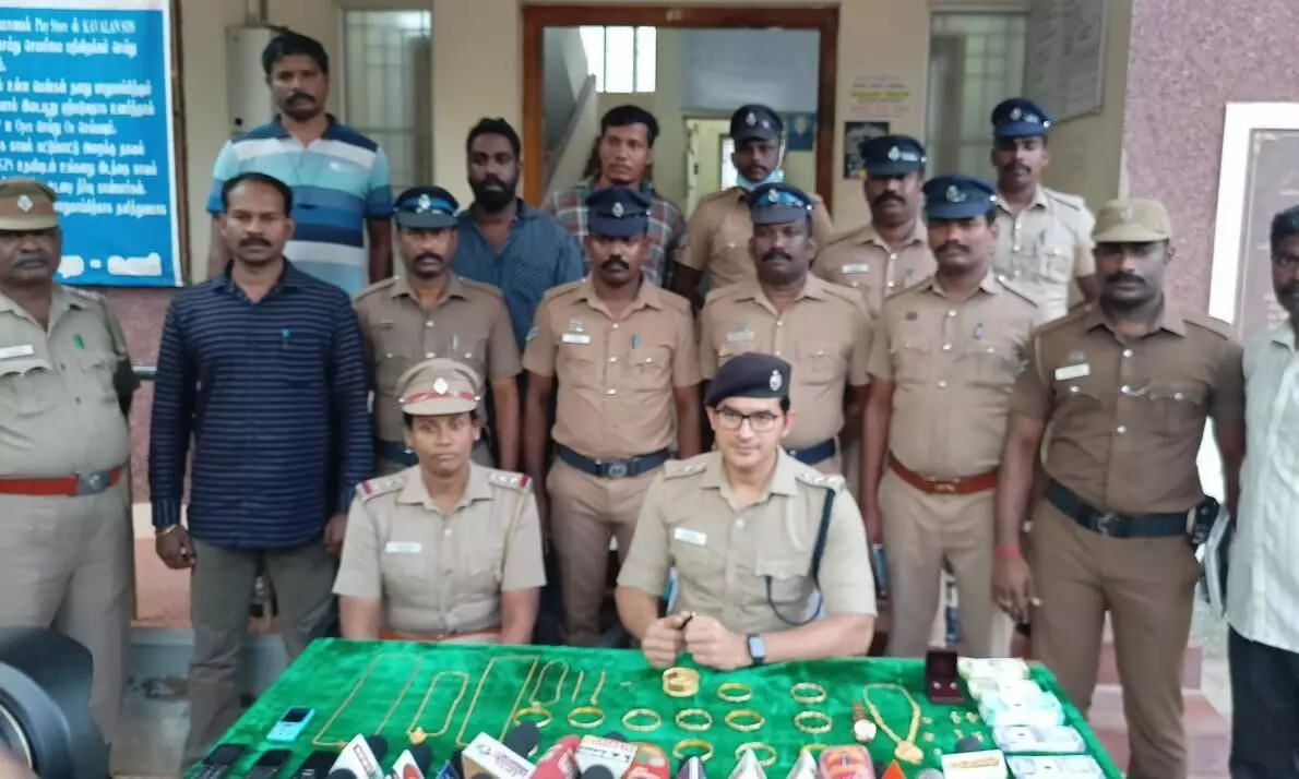 உவரியில் ஓரேநாளில் கொள்ளையர்களை பிடித்த போலீசார்: ரூ 50 லட்சம் மீட்பு உவரியில் ஓரேநாளில் கொள்ளையர்களை பிடித்த போலீசார்: ரூ 50 லட்சம் மீட்பு