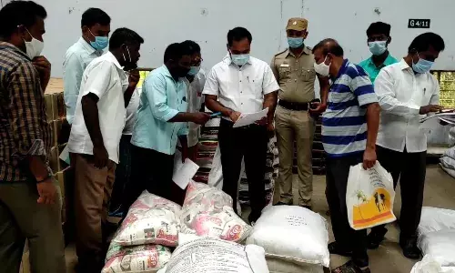 பொங்கல் தொகுப்பின்  தரம்,  எடை குறித்து மாவட்ட ஆட்சியர் ஆய்வு