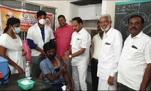 புதுக்கோட்டை: பள்ளி மாணவ மாணவியருக்கு தடுப்பூசி முகாம் துவக்கிவைப்பு புதுக்கோட்டை: பள்ளி மாணவ மாணவியருக்கு தடுப்பூசி முகாம் துவக்கிவைப்பு