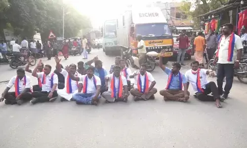 கிராமத்திற்குள் நுழைய அனுமதி மறுப்பு: போலீசாரை கண்டித்து விசிகவினர் சாலை மறியல் கிராமத்திற்குள் நுழைய அனுமதி மறுப்பு: போலீசாரை கண்டித்து விசிகவினர் சாலை மறியல்