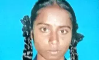 பேருந்தில் இருந்து இறங்கும்போது விழுந்து மாணவி பலி: நடத்துநர் கைது