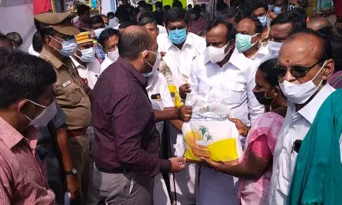 ஈரோடு மாவட்டத்தில் பொங்கல் பரிசுத் தொகுப்பு வழங்கும் பணி துவக்கம்
