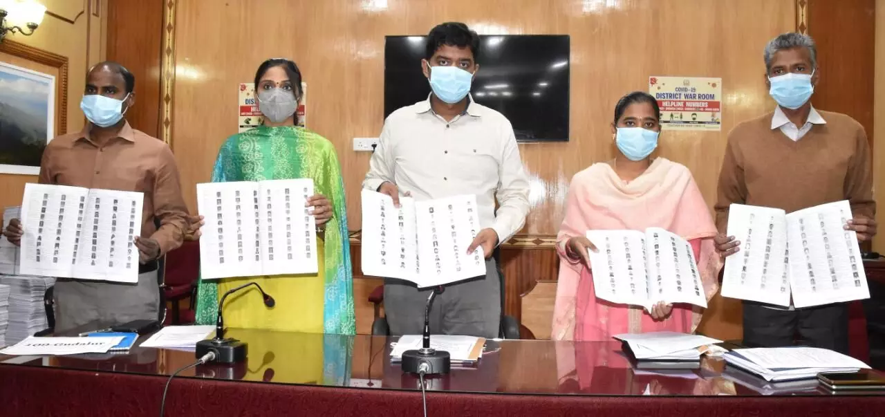 நீலகிரி இறுதி வாக்காளர் பட்டியல் வெளியிட்ட கலெக்டர் நீலகிரி இறுதி வாக்காளர் பட்டியல் வெளியிட்ட கலெக்டர்