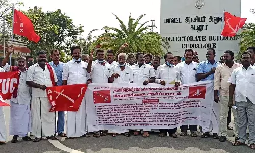 மழை நிவாரணம்: மத்திய அரசை வலியுறுத்தி விவசாயிகள் சங்கம் போராட்டம்