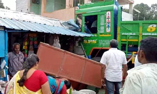 கொல்லிமலை: கட்டுப்பாட்டை இழந்து எம்எல்ஏவின் பழக்கடைக்குள் புகுந்த லாரி