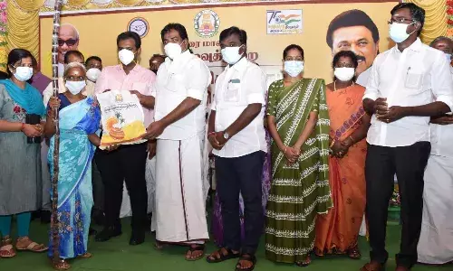 மதுரையில் குடும்ப அட்டைதாரர்களுக்கு பொங்கல் பரிசு தாெகுப்பு: அமைச்சர் வழங்கல்
