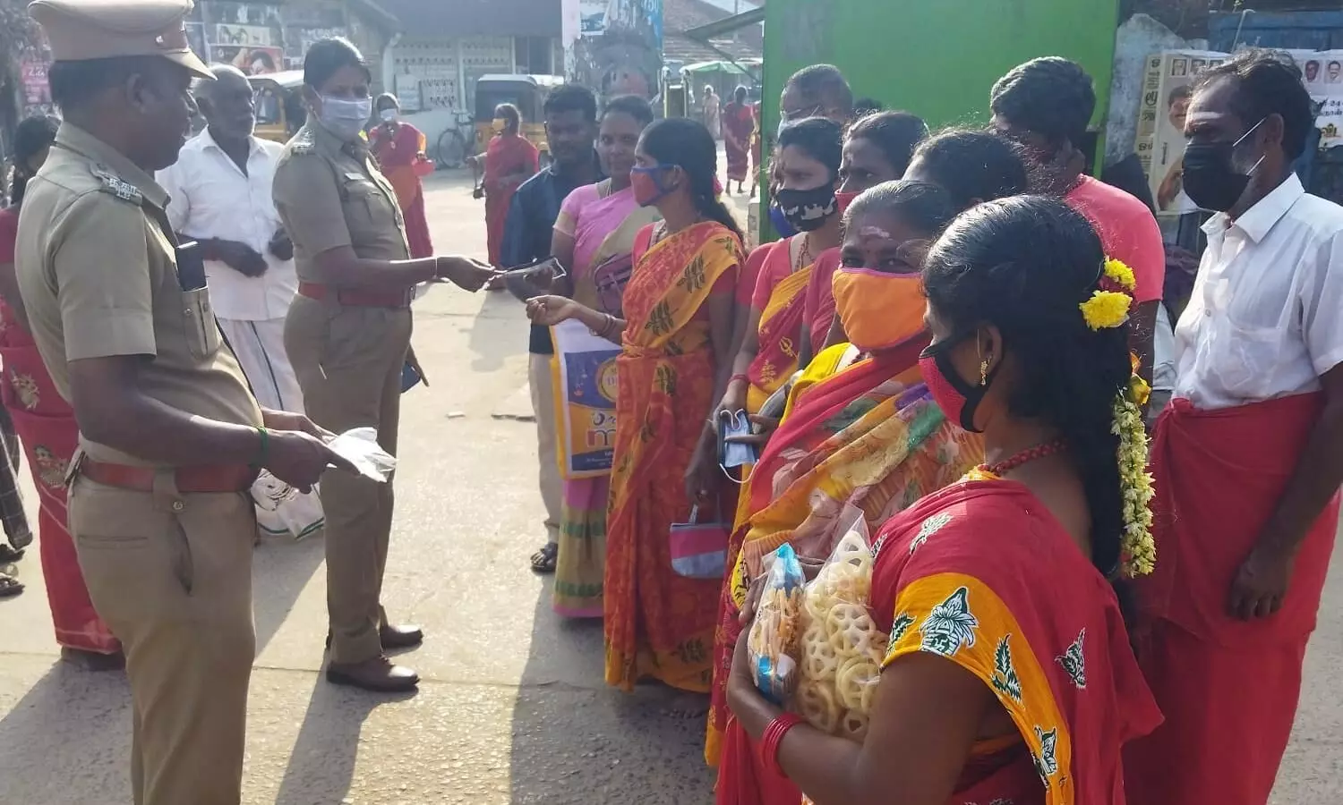 சுவாமிமலை காவல்துறை சார்பில் ஒமிக்ரான் வைரஸ் குறித்த விழிப்புணர்வு சுவாமிமலை காவல்துறை சார்பில் ஒமிக்ரான் வைரஸ் குறித்த விழிப்புணர்வு