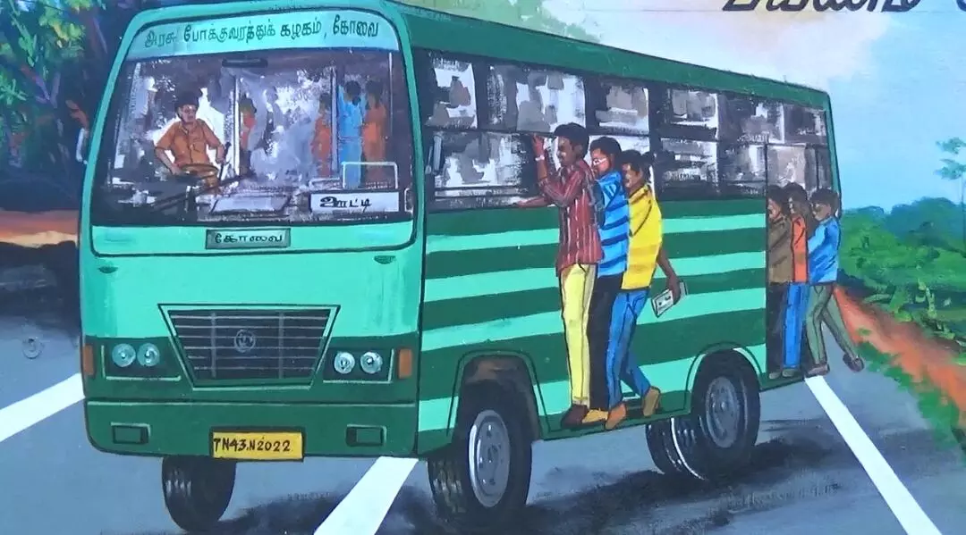 உதகை ஆர்டிஓ அலுவலகத்தில் விழிப்புணர்வு ஓவியங்கள் உதகை ஆர்டிஓ அலுவலகத்தில் விழிப்புணர்வு ஓவியங்கள்