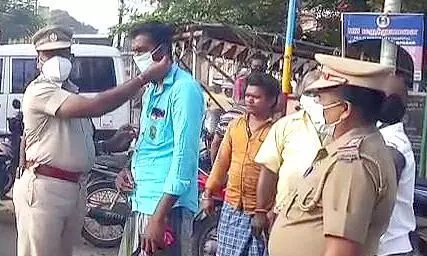 பரமத்திவேலூரில் பொதுமக்களுக்கு இலவச மாஸ்க் வழங்கி போலீசார் கொரோனா விழிப்புணர்வு பரமத்திவேலூரில் பொதுமக்களுக்கு இலவச மாஸ்க் வழங்கி போலீசார் கொரோனா விழிப்புணர்வு