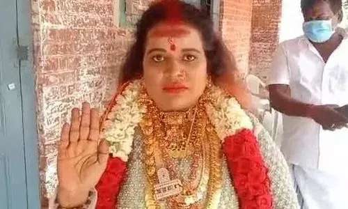 பெண் சாமியார் திடீர் கைது: போலீசார் முன்பு சாமி ஆடியதால் பரபரப்பு