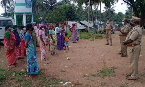 பாப்பிரெட்டிப்பட்டி அருகே மலைகிராமங்களில் போலீசார் கொரோனோ விழிப்புணர்வு பாப்பிரெட்டிப்பட்டி அருகே மலைகிராமங்களில் போலீசார் கொரோனோ விழிப்புணர்வு