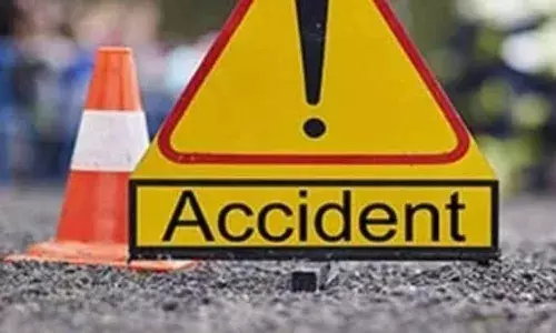 இருசக்கர வாகனத்தில் இருந்து கீழே விழுந்த ஆசிரியர் உயிரிழப்பு