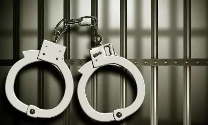 வியாசர்பாடியில் டீ கடை வியாபாரியை மிரட்டி பணம் பறிப்பு : 3 பேர் கைது வியாசர்பாடியில் டீ கடை வியாபாரியை மிரட்டி பணம் பறிப்பு : 3 பேர் கைது
