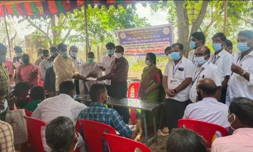 வெள்ளி சந்தையில் மின்சார துறை சார்பில் சிறப்பு திருத்த முகாம் வெள்ளி சந்தையில் மின்சார துறை சார்பில் சிறப்பு திருத்த முகாம்