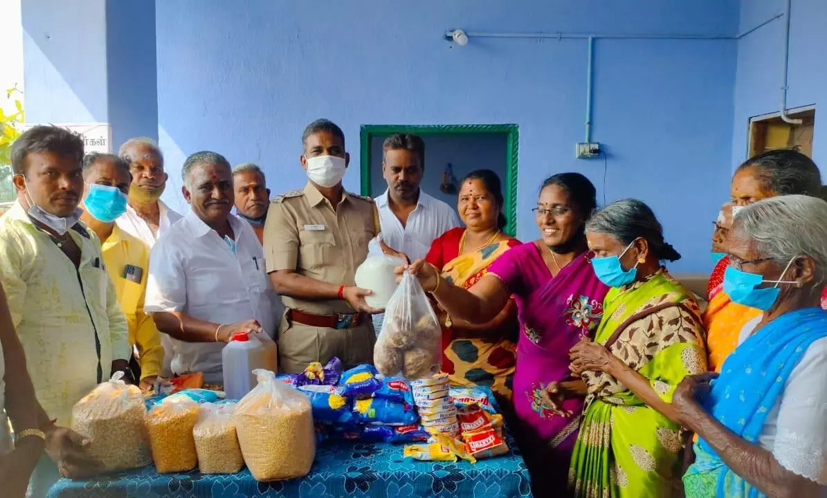 குமாரபாளையம் ஆதரவற்றோர் மையத்திற்கு உணவுப் பொருட்கள் வழங்கிய காவல் ஆய்வாளர் குமாரபாளையம் ஆதரவற்றோர் மையத்திற்கு உணவுப் பொருட்கள் வழங்கிய காவல் ஆய்வாளர்