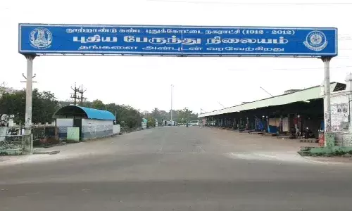 முழு முடக்கம்: மக்கள் நடமாட்டமின்றி  வெறிச்சோடிய புதுக்கோட்டை பேருந்து நிலையம் முழு முடக்கம்: மக்கள் நடமாட்டமின்றி  வெறிச்சோடிய புதுக்கோட்டை பேருந்து நிலையம்